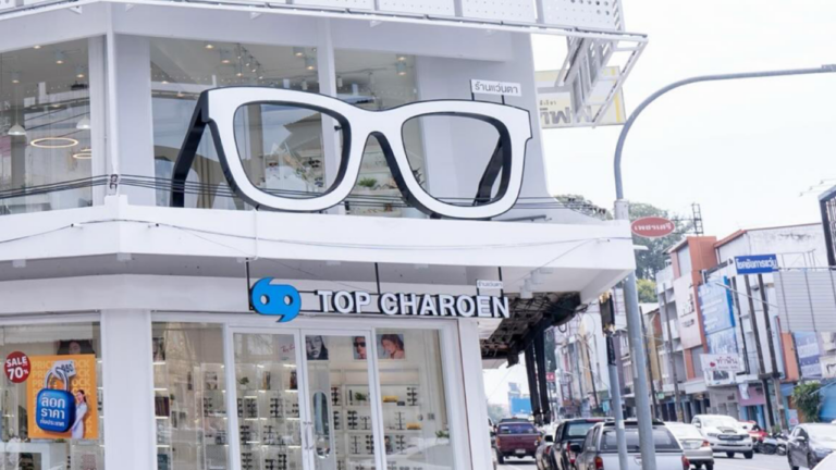 เมื่อ EssilorLuxottica เข้าถือหุ้น ‘แว่นท็อปเจริญ’ ดีลนี้กำลังจะบอกอะไรกับตลาดแว่นตาไทย?