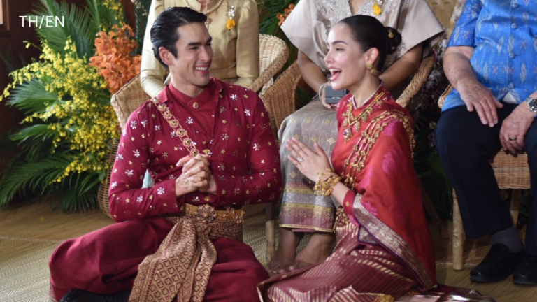 สีแดงครั่งแห่งศรัทธา: เบื้องหลังชุดแต่งงานไทย-อีสาน สุดวิจิตรของ ณเดชน์-ญาญ่า โดย อ.วีรธรรม